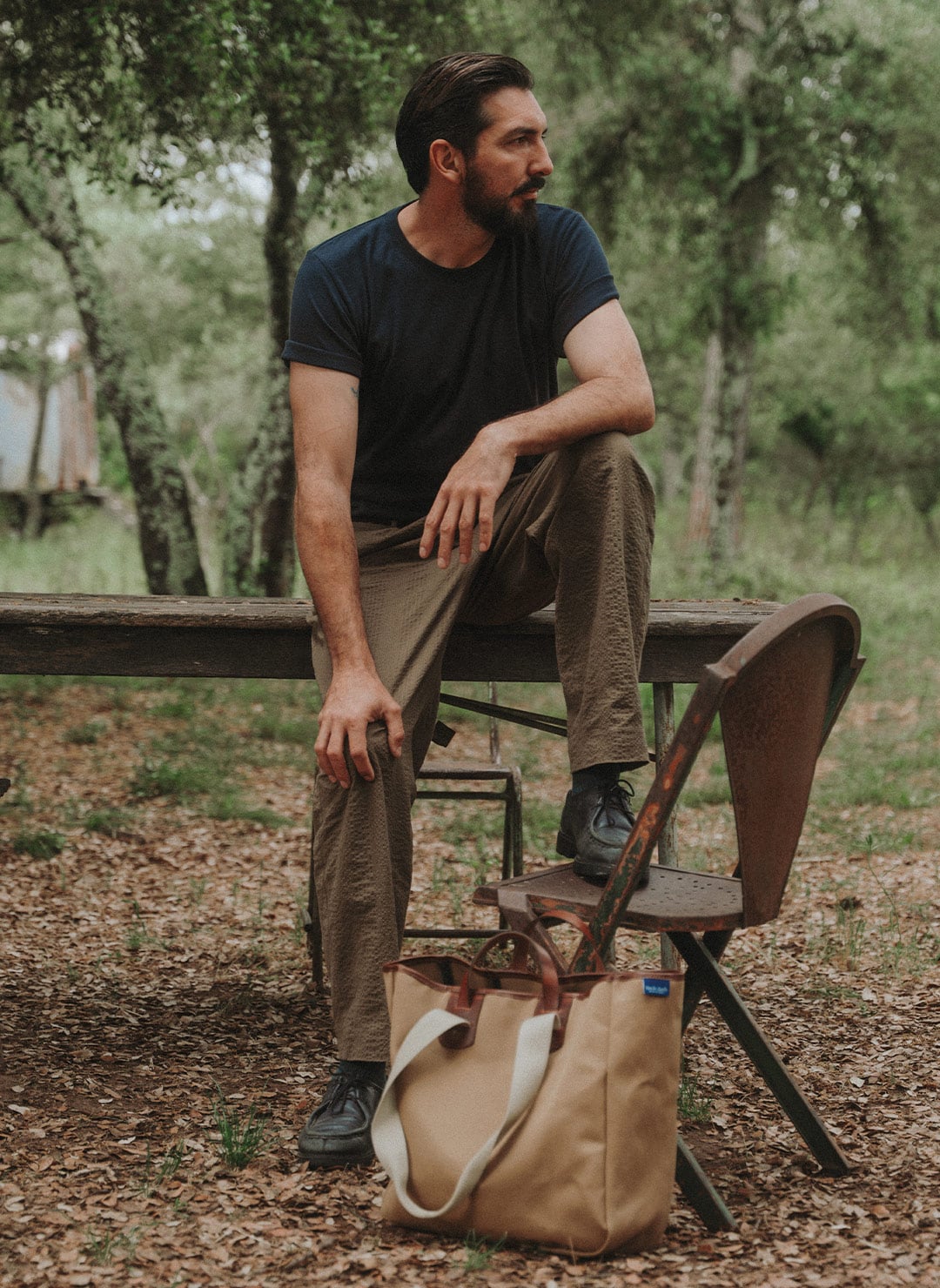 Un homme pose dans la nature avec son t shirt homme et un cabas