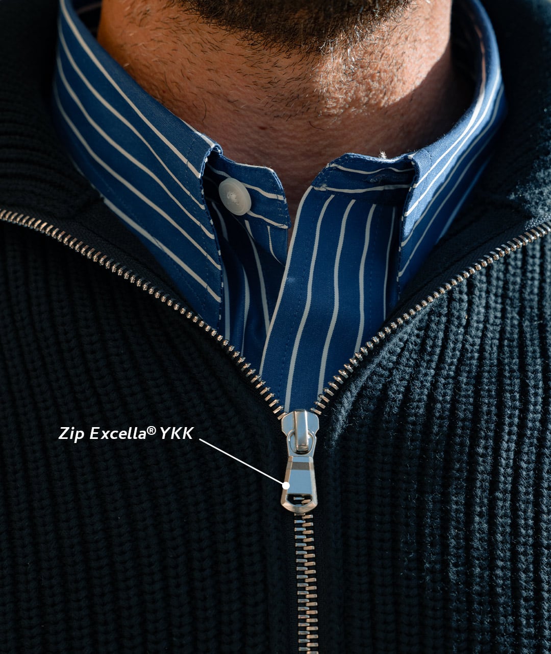 Zoom sur le col zipp&eacute; du pull camionneur