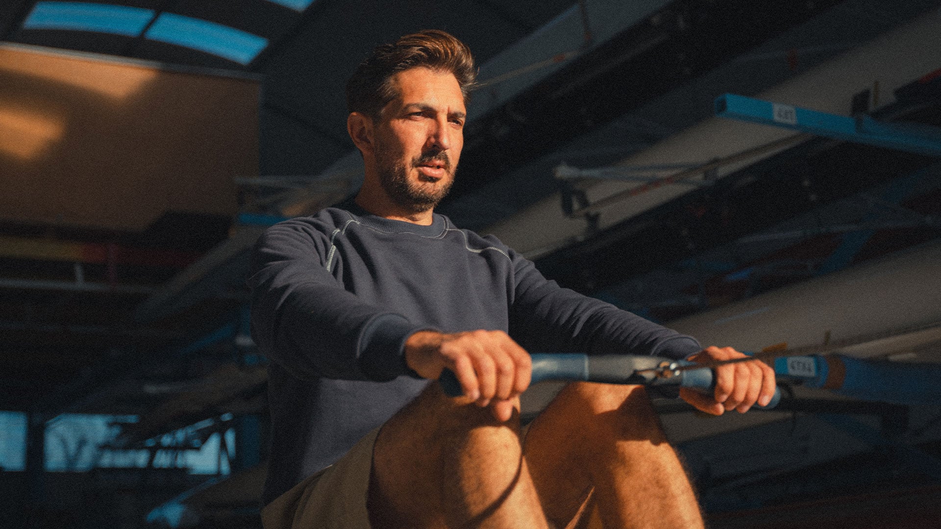 Une personne en action porte le sweat de Bleu de Chauffe